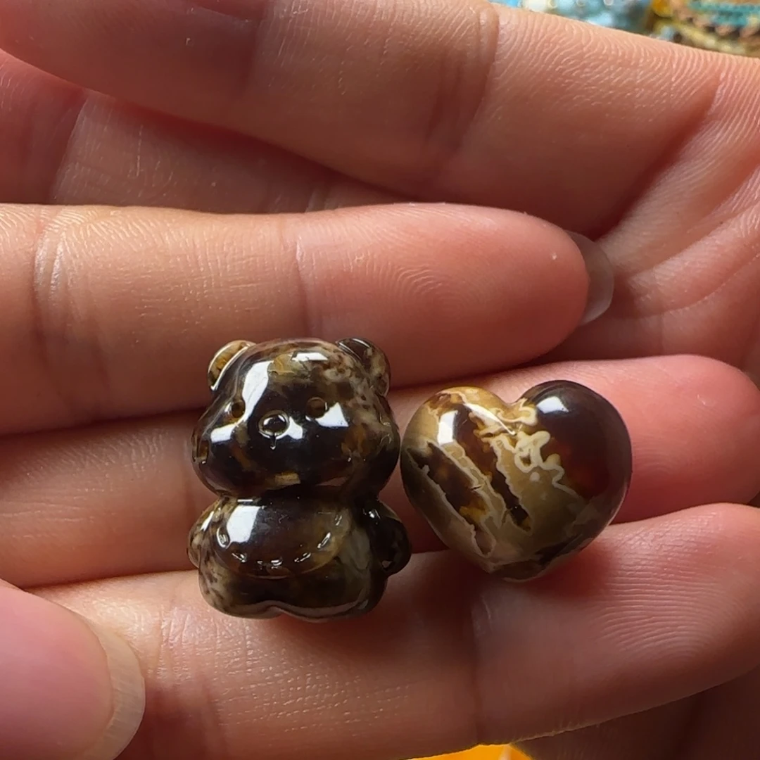 谭***吃蜜蜡未镶嵌颈饰缅甸根珀妖花溶洞屁桃小熊（打孔不退换）