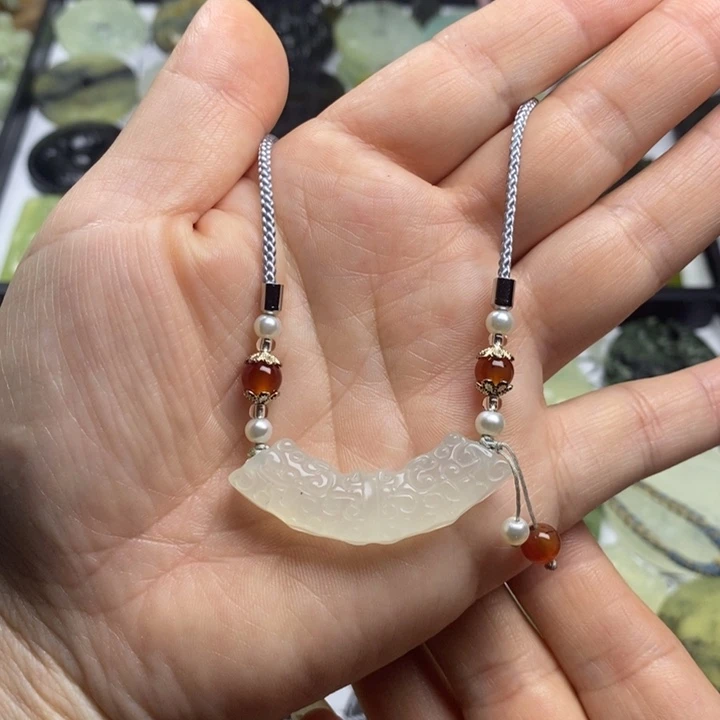 蛇纹石玉颈饰合金