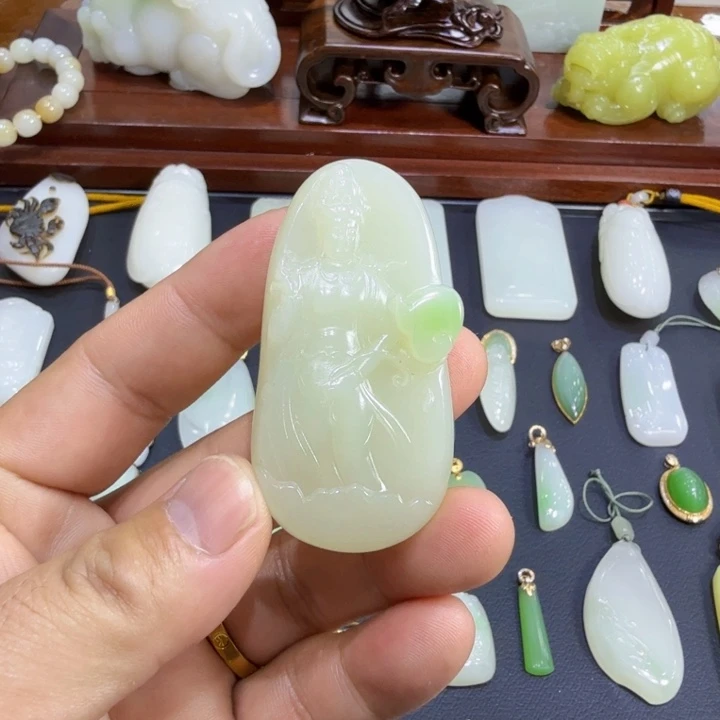 未镶嵌和田玉挂件自***者