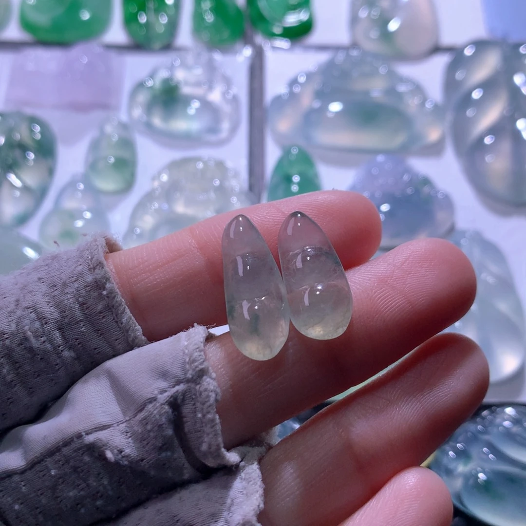 翡翠未镶嵌颈饰一对