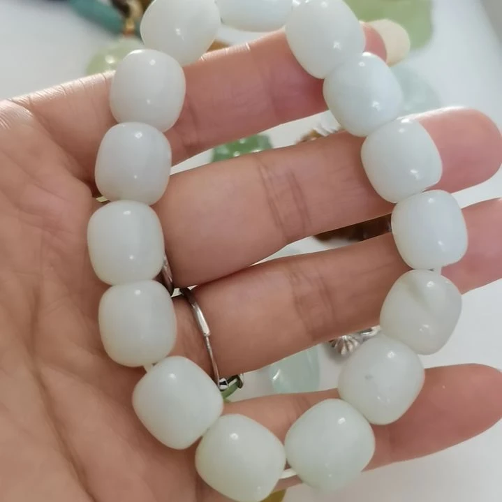 未镶嵌蛇纹石玉吊坠