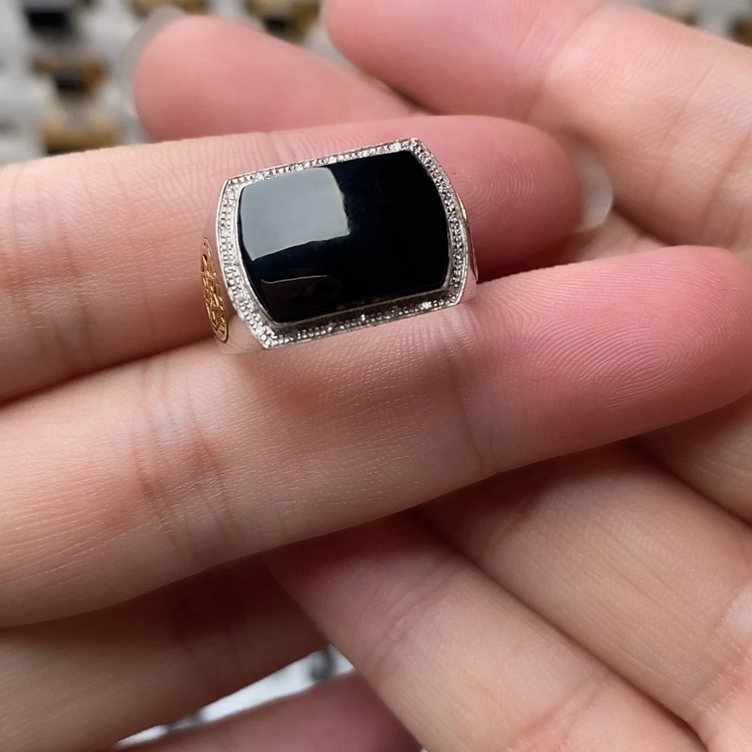 翡翠戒指18K金镶嵌与**舞