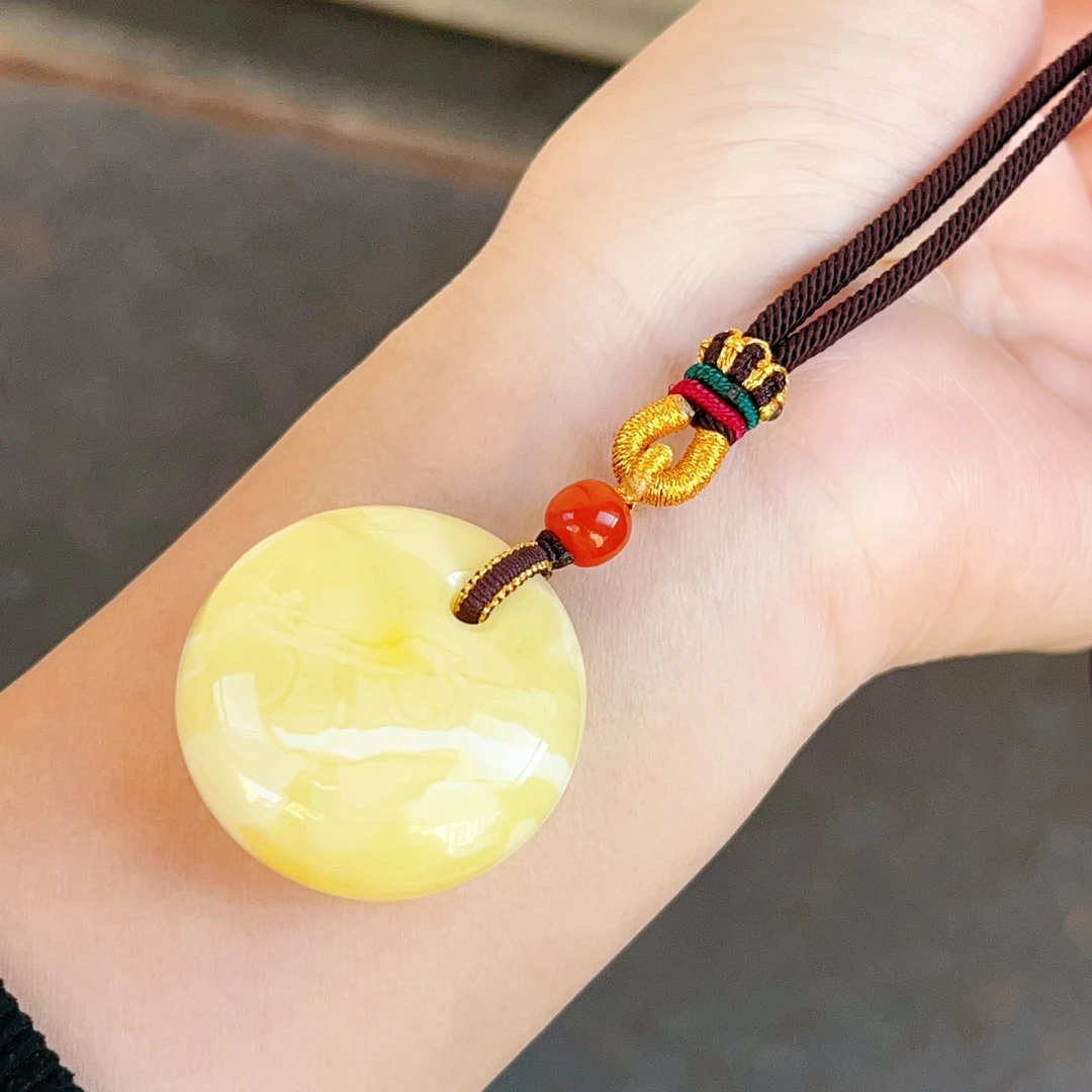 满蜡黄白花蜜蜡公主扣吊坠，花纹清晰漂亮，12.3克，尺寸33.8*17mm