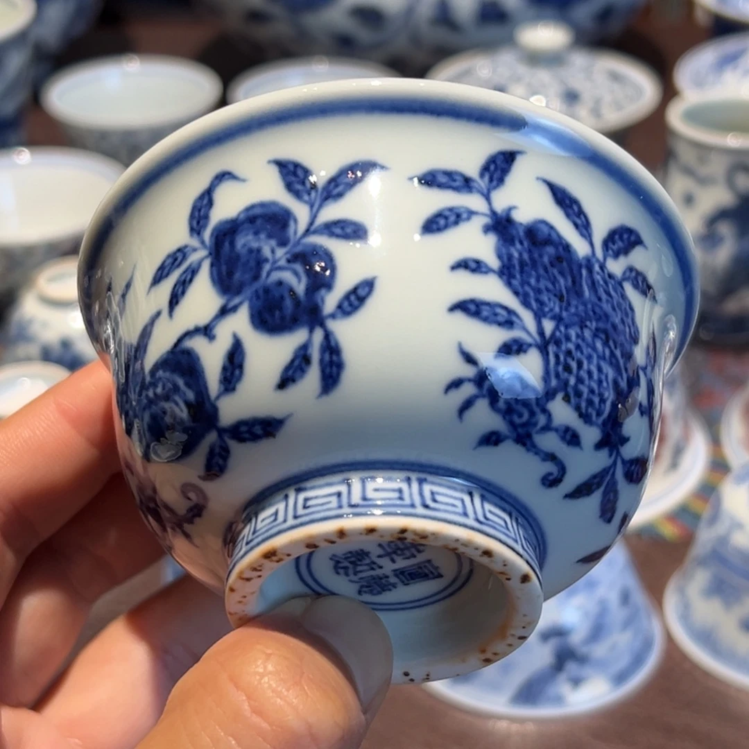 精品青花三多纹压手杯口径约9.3厘米