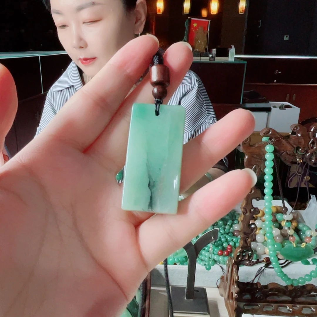颈饰未镶嵌密玉（石英质玉）