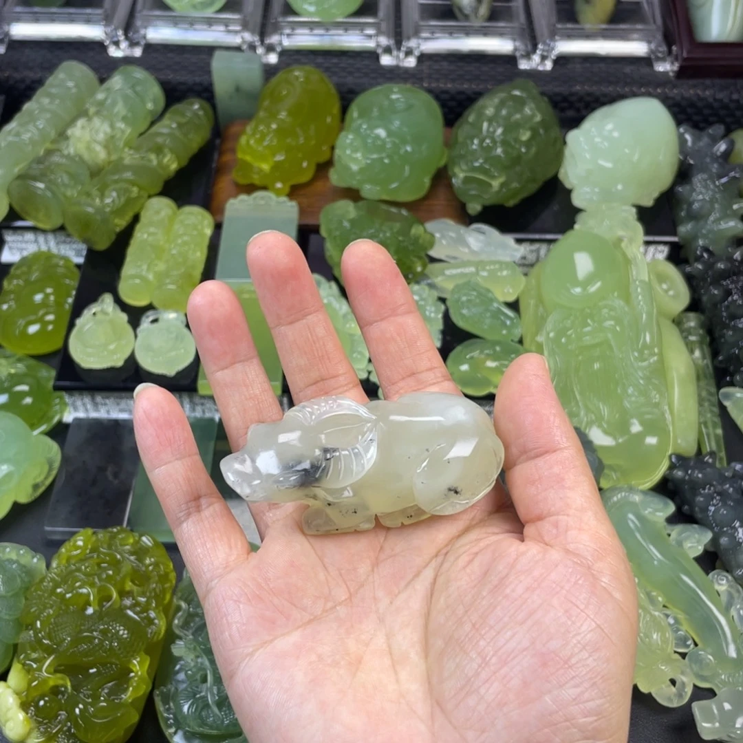 蛇纹石玉未镶嵌岫玉牛手把件