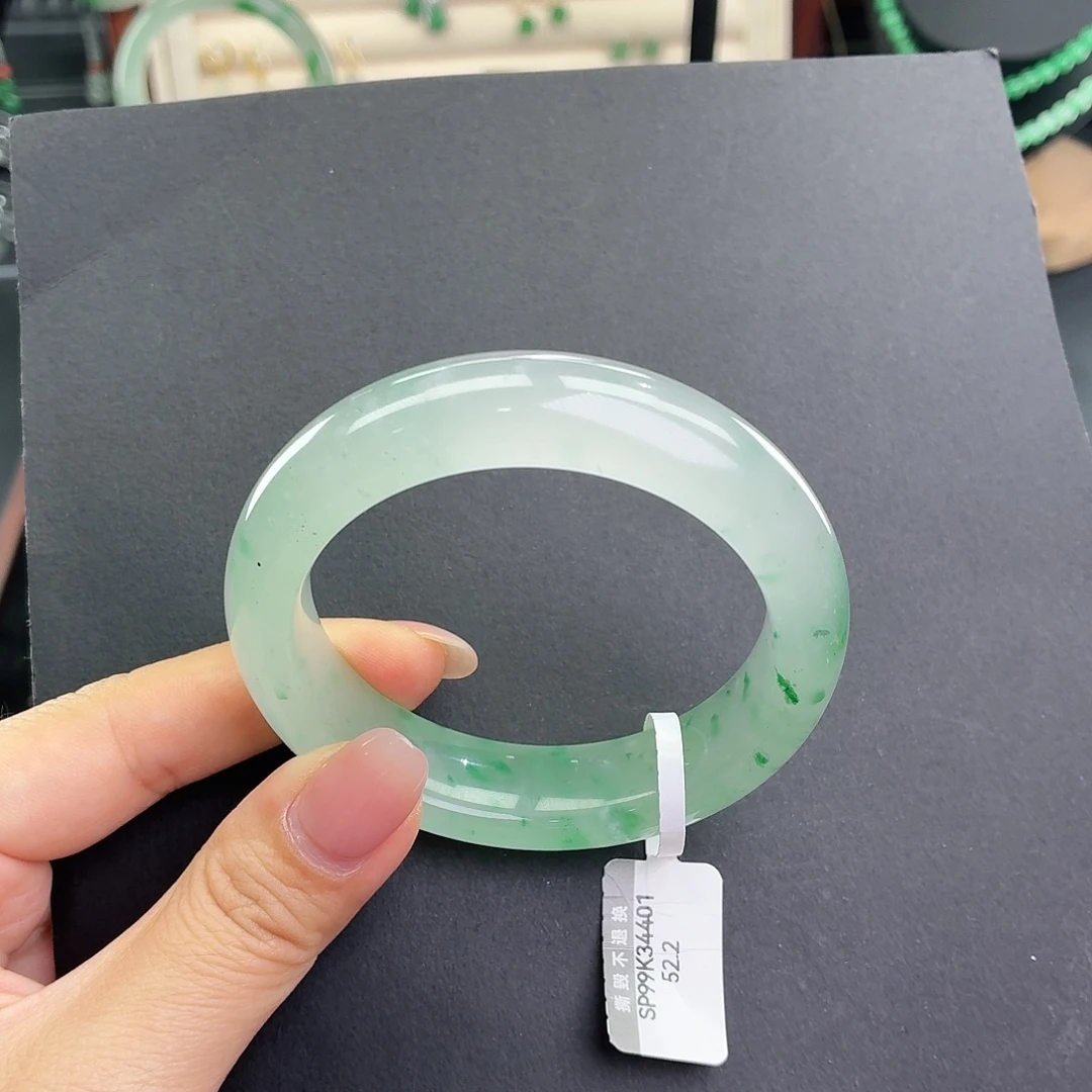 用***菜石英质玉未镶嵌手镯