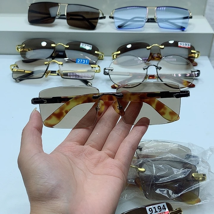 浅茶色商务款眼镜