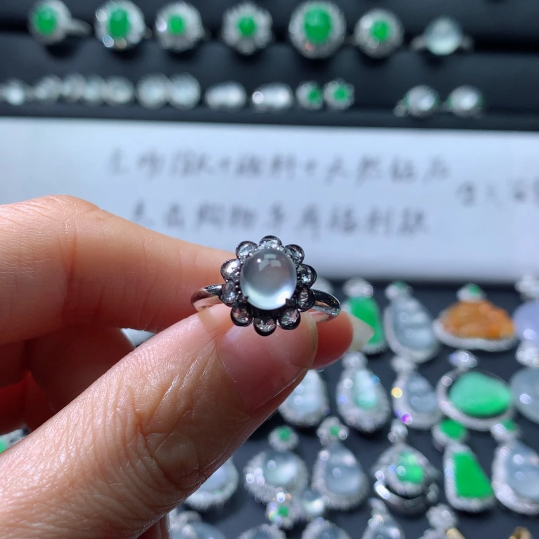 18K金镶嵌戒指翡翠伴钻