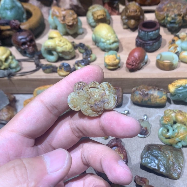 未镶嵌岫岩河磨玉（透闪石质玉）挂件