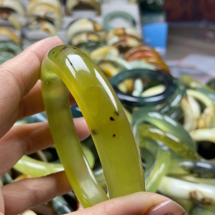 和***木蛇纹石玉未镶嵌手镯