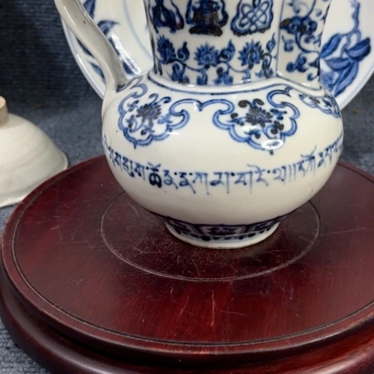 医***心壶一个青花缠枝花卉执壶