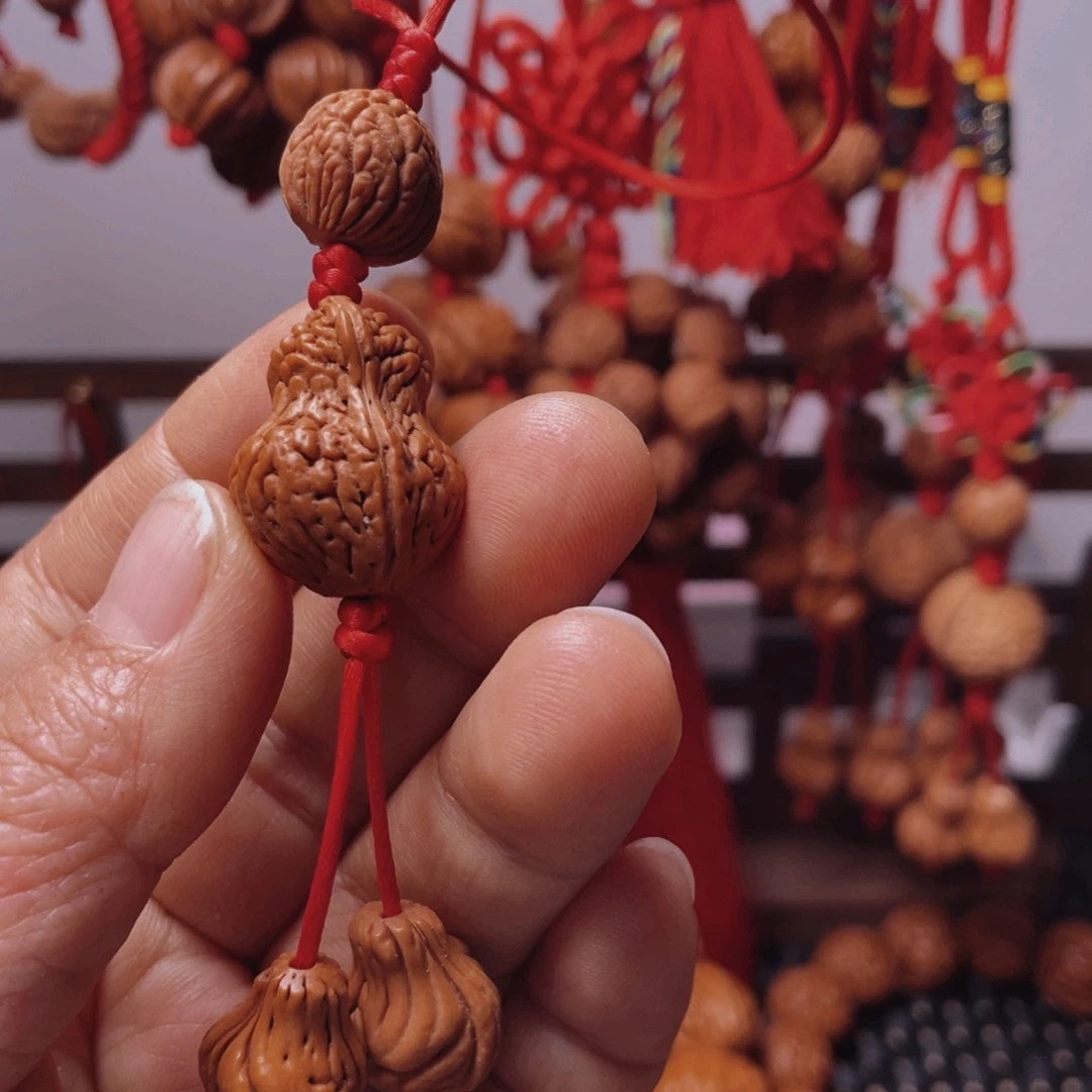 木质类龙纹桃枭挂件