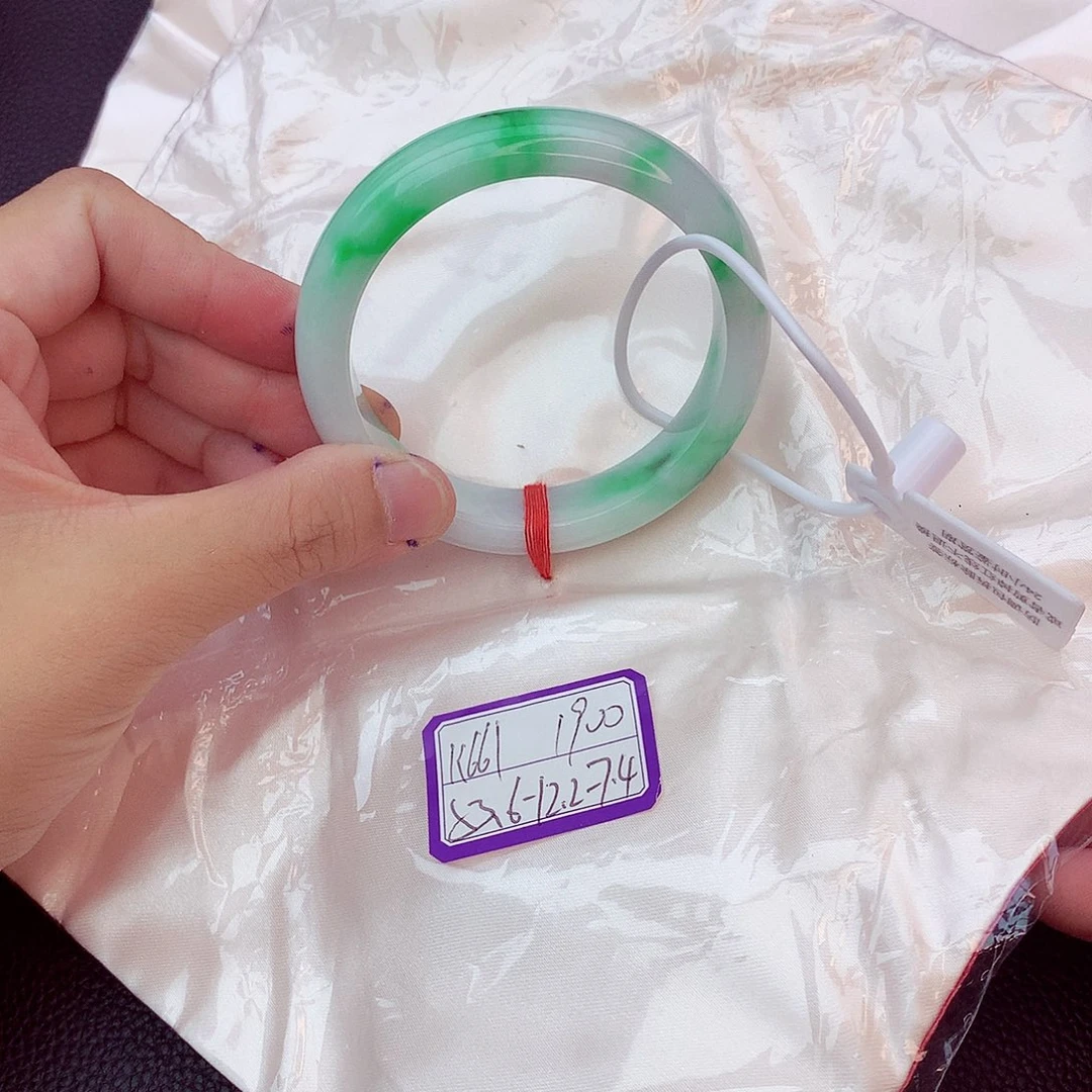 翡翠手镯未镶嵌遇**天我