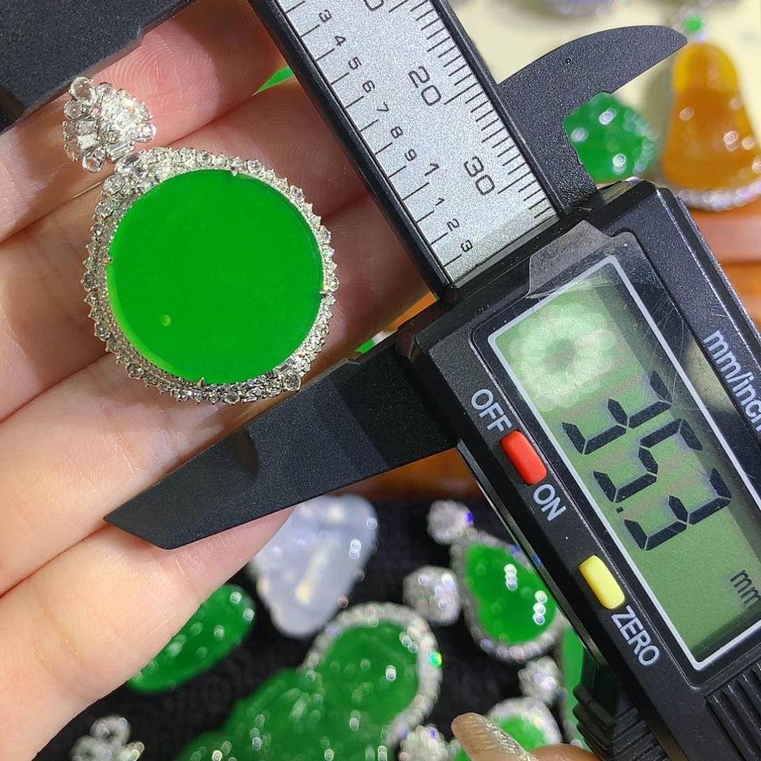 颈饰18K金镶嵌翡翠