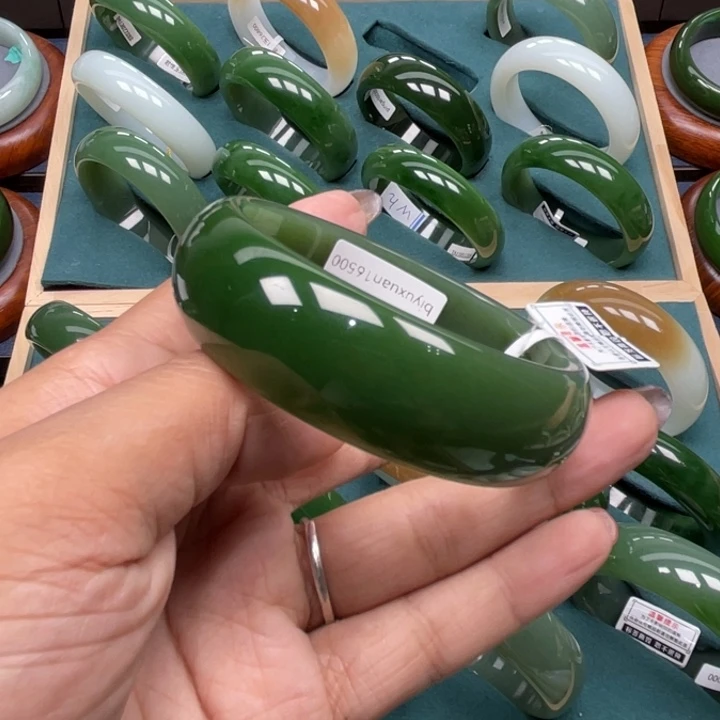 宛***儿未镶嵌手镯和田玉（碧玉）