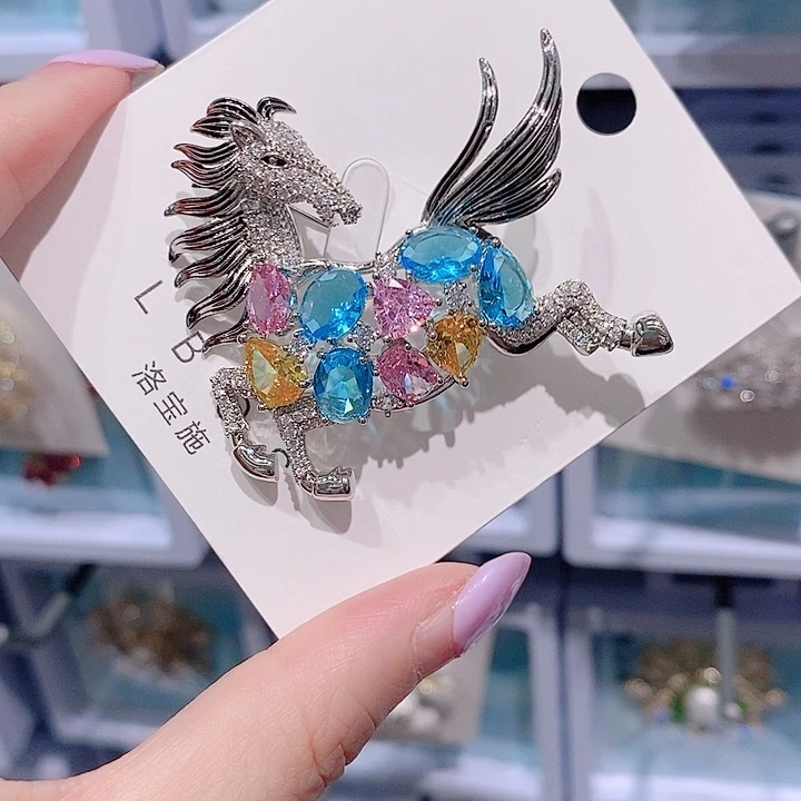锆石铜合金彩色小马胸针