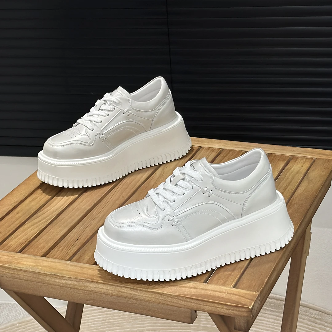 真皮小白鞋女款2025春季新款轻奢透气女鞋增高休闲轻便松糕板鞋