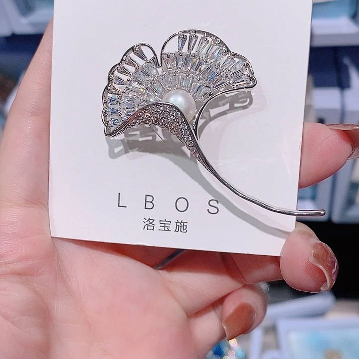 锆石铜合金银杏叶胸针