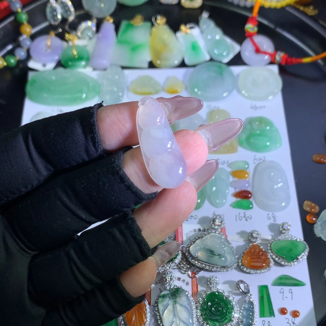 翡翠裸石未镶嵌豆