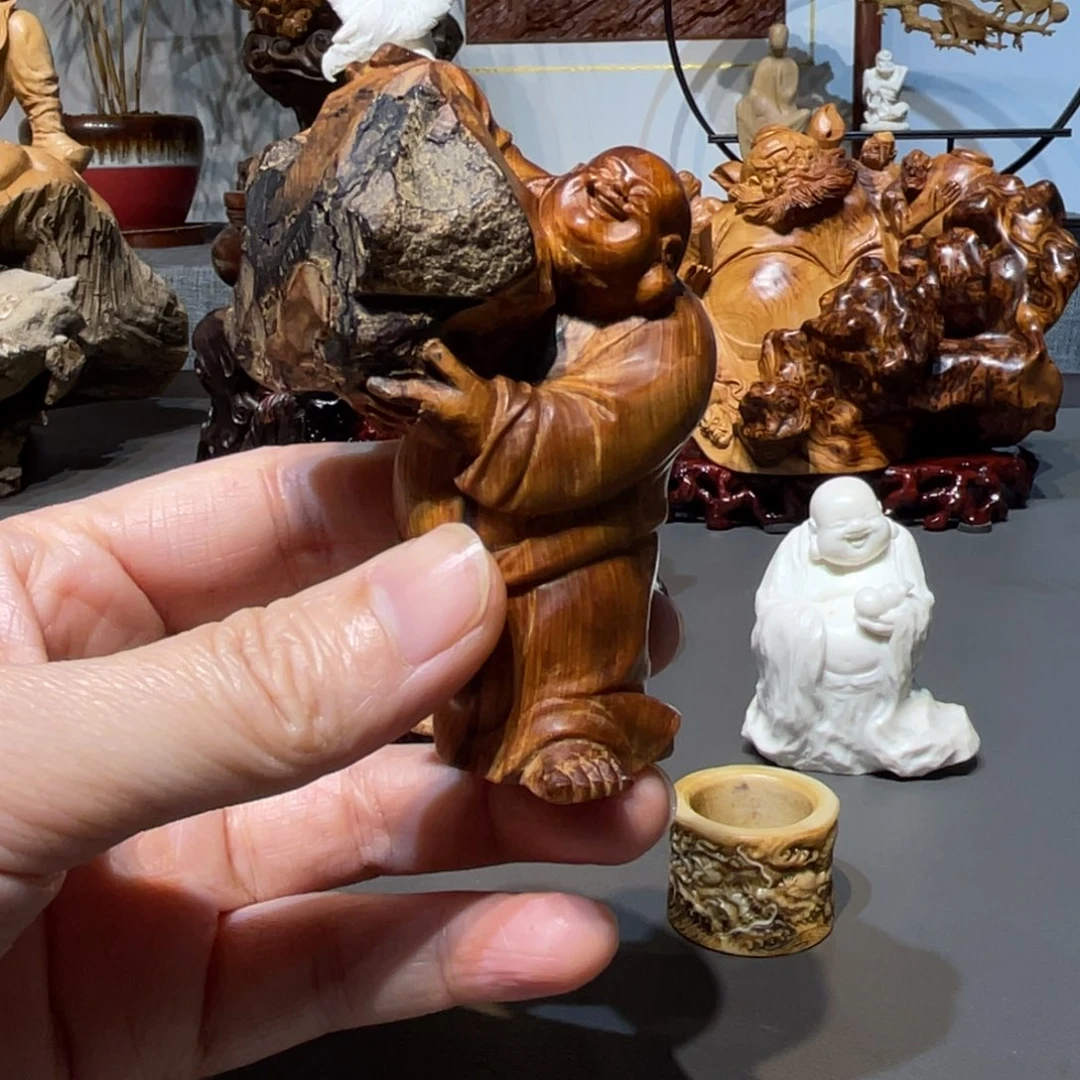 柏木（崖柏）抱石乐乐工艺品