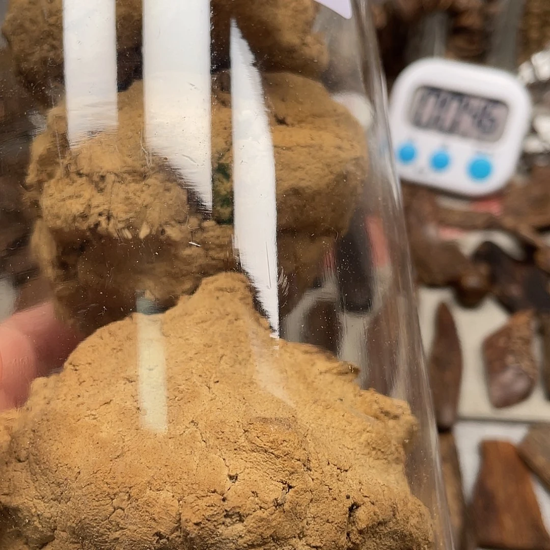 自***在沉香沉香碎屑加里曼丹