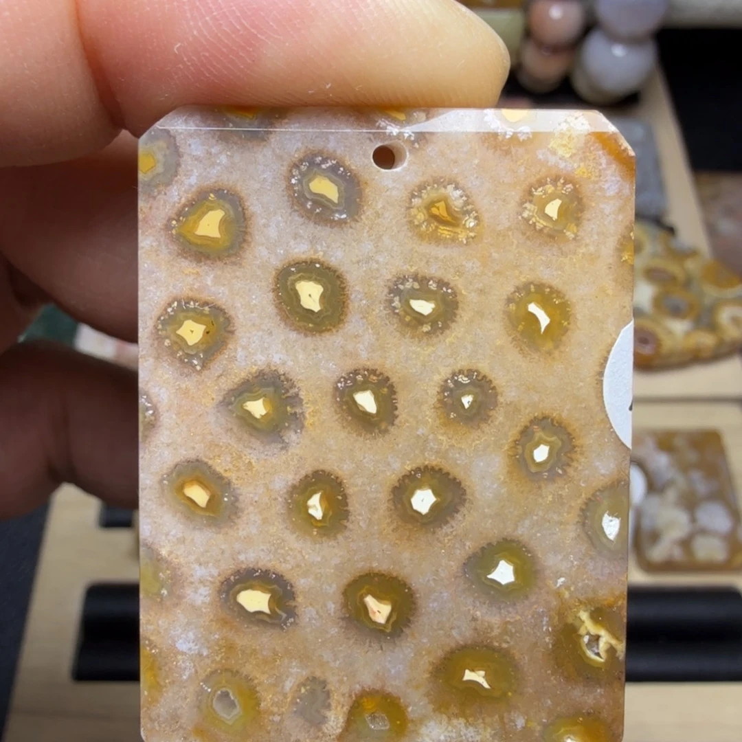 石英质玉未镶嵌纯天然色有机玉石保真色咖啡奶酪