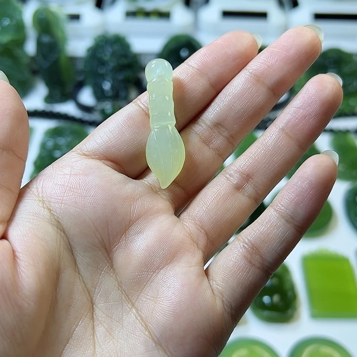 蛇纹石玉手把件未镶嵌