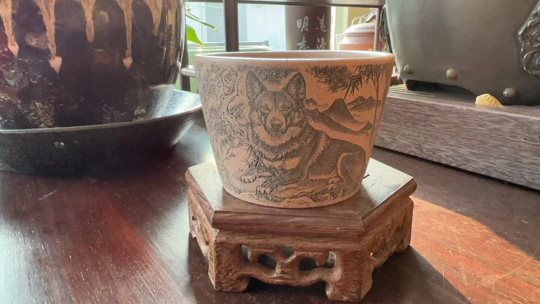 宜兴紫砂原矿粗砂段泥金犬旺宅狗刻绘主人杯品茗容量150c