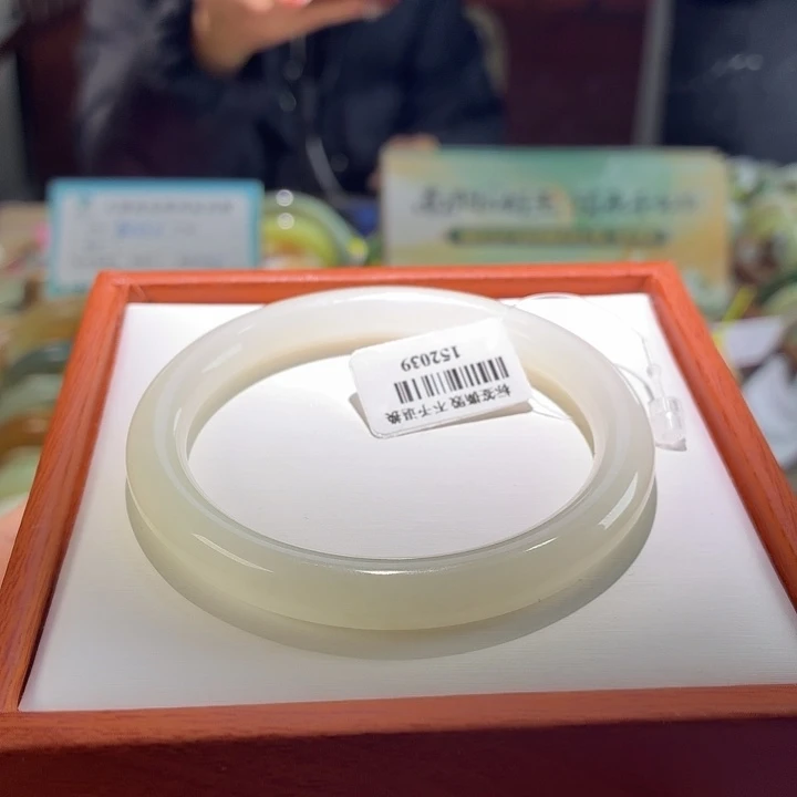 和田玉未镶嵌手镯42。 56