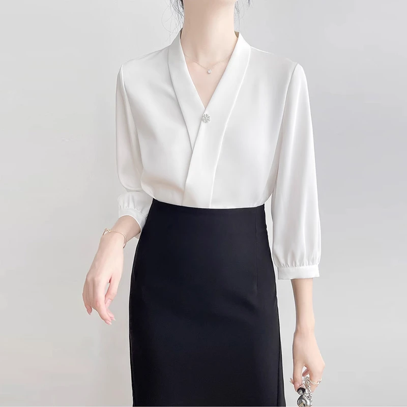 柔光缎面职场V领气质衬衫女别致漂亮小衫春夏季高级感七分袖上衣