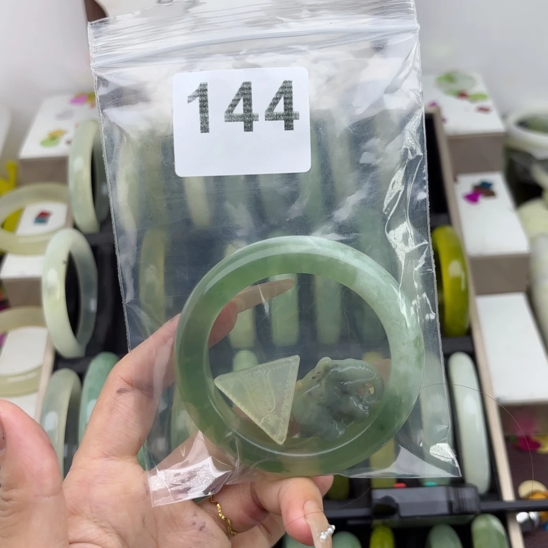 未镶嵌蛇纹石玉手镯峖***椰