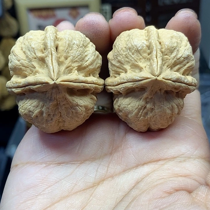 吊坠文玩核桃64有沙眼不退不换微瑕