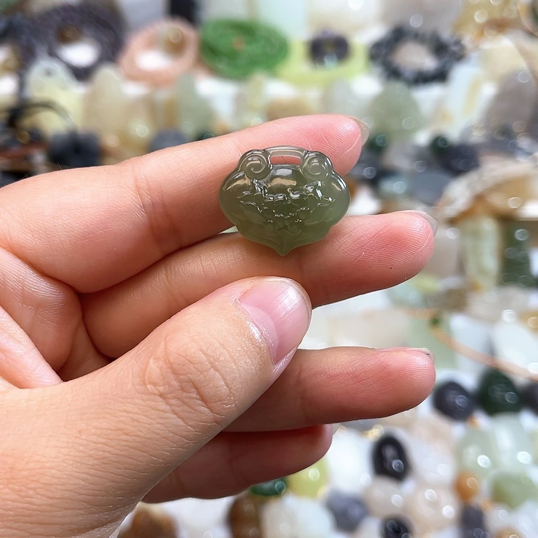 和田玉未镶嵌吊坠(赠链)