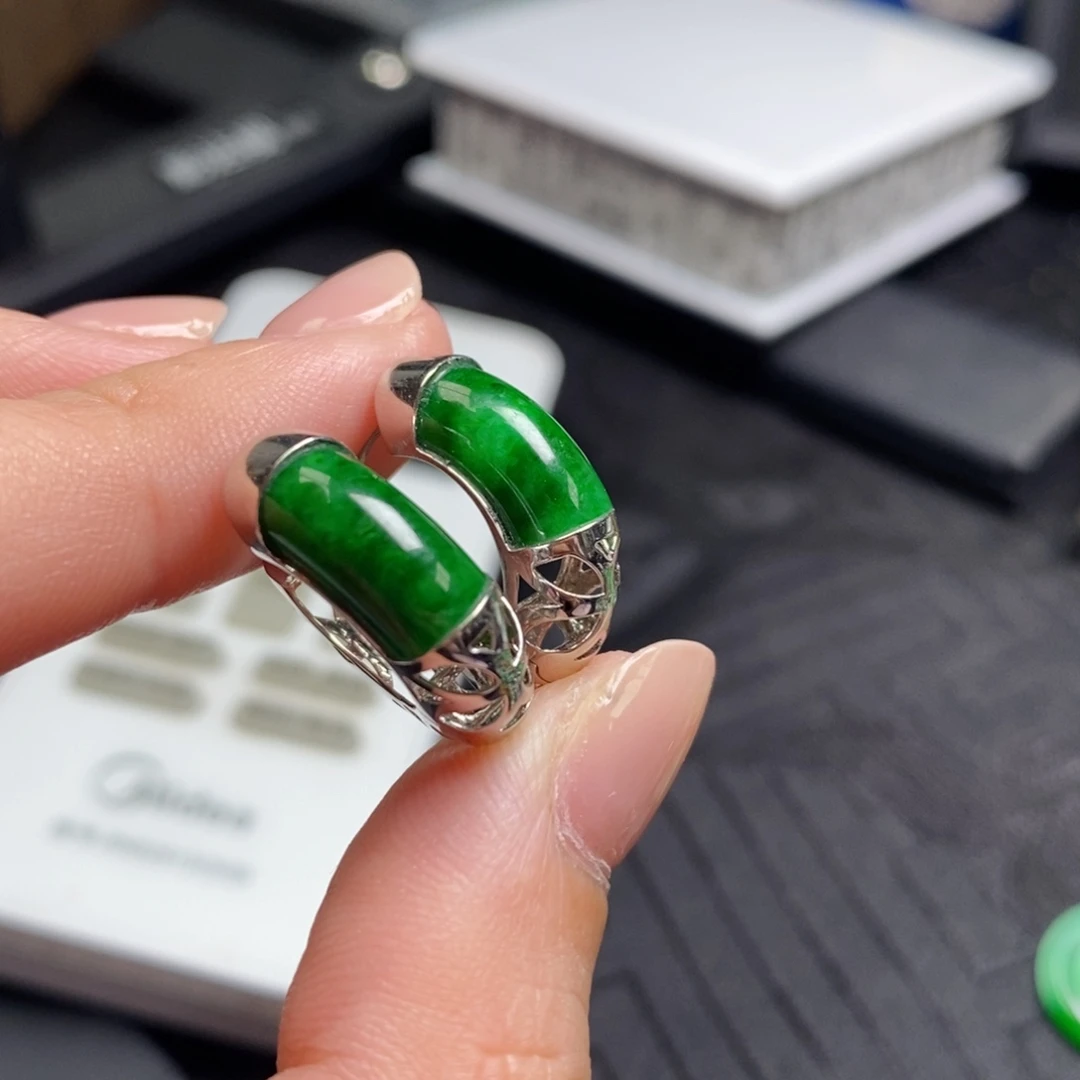 翡翠18K金镶嵌耳饰阳绿耳扣