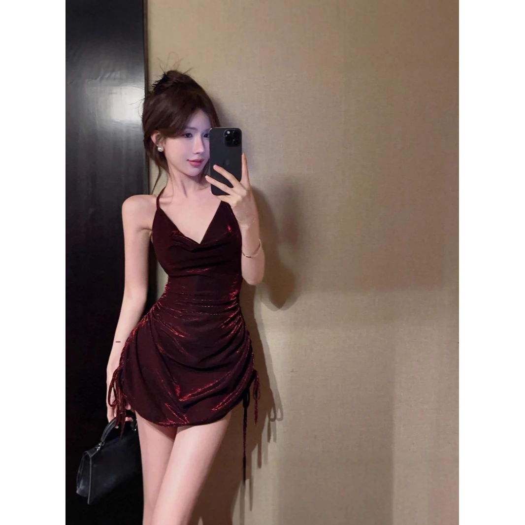 看在眼里~新款心机纯欲辣妹抽绳修腰吊带荡领露背包臀连衣裙女