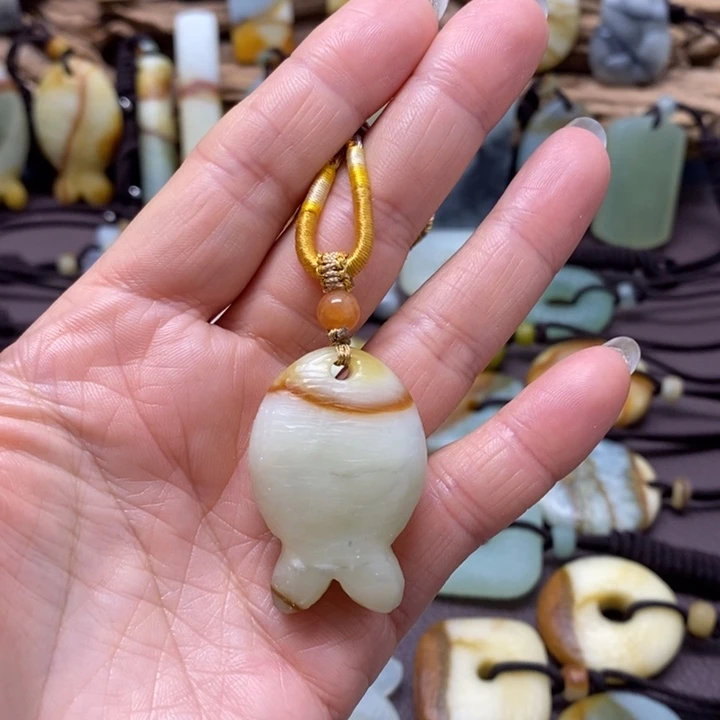 蛇纹石玉未镶嵌颈饰