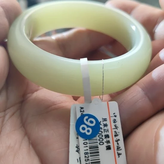 王***祥和田玉未镶嵌手镯