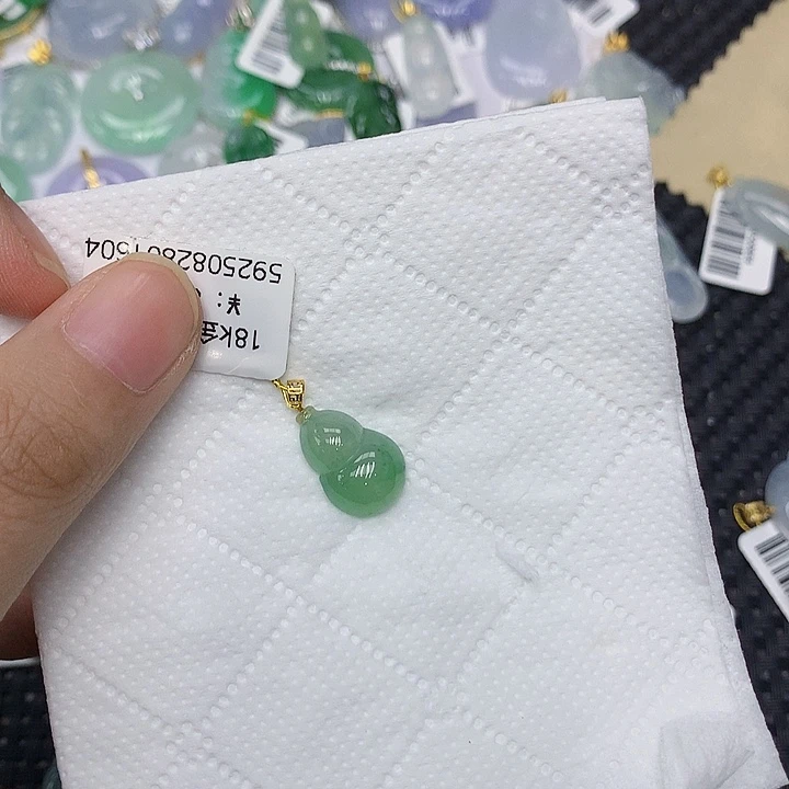 颈饰18K金镶嵌翡翠