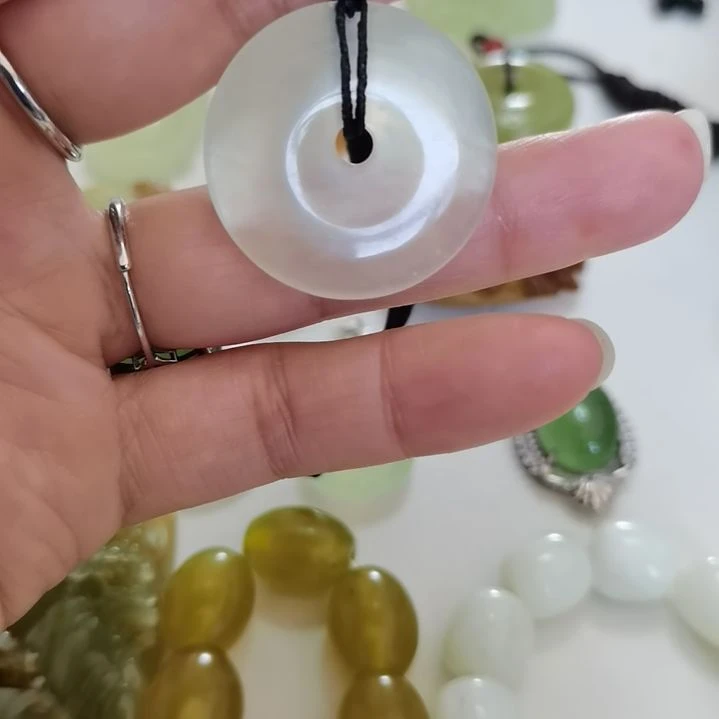 未镶嵌蛇纹石玉吊坠