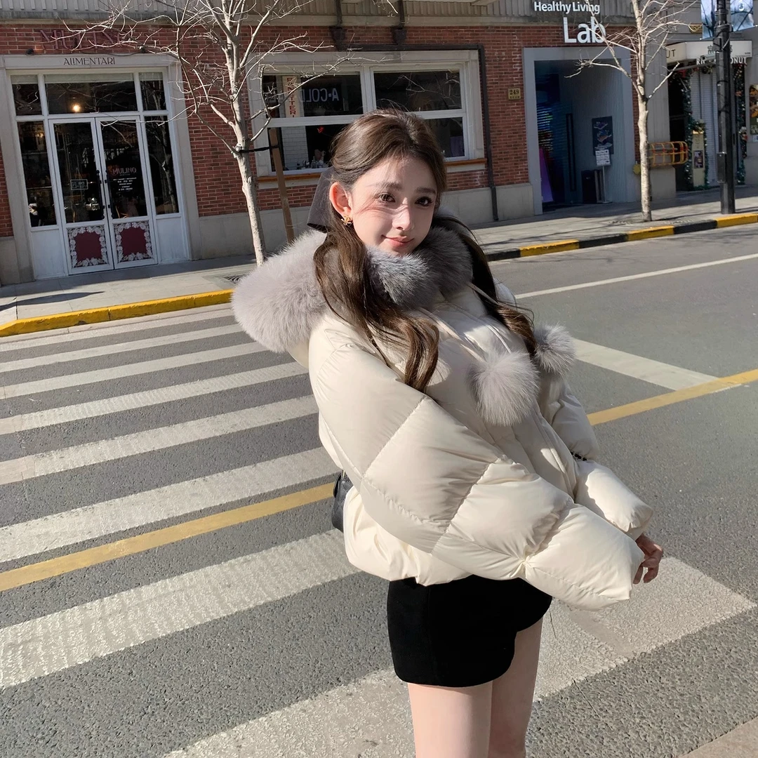 “嗲嗲小雪球”三星90白鸭绒＋狐狸毛奢贵娇俏奶乖可收腰羽绒服