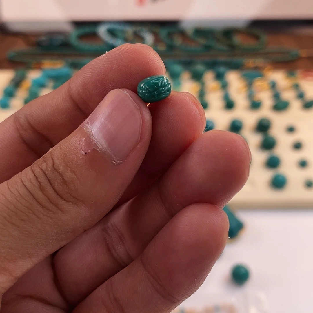 绿松石未镶嵌颈饰