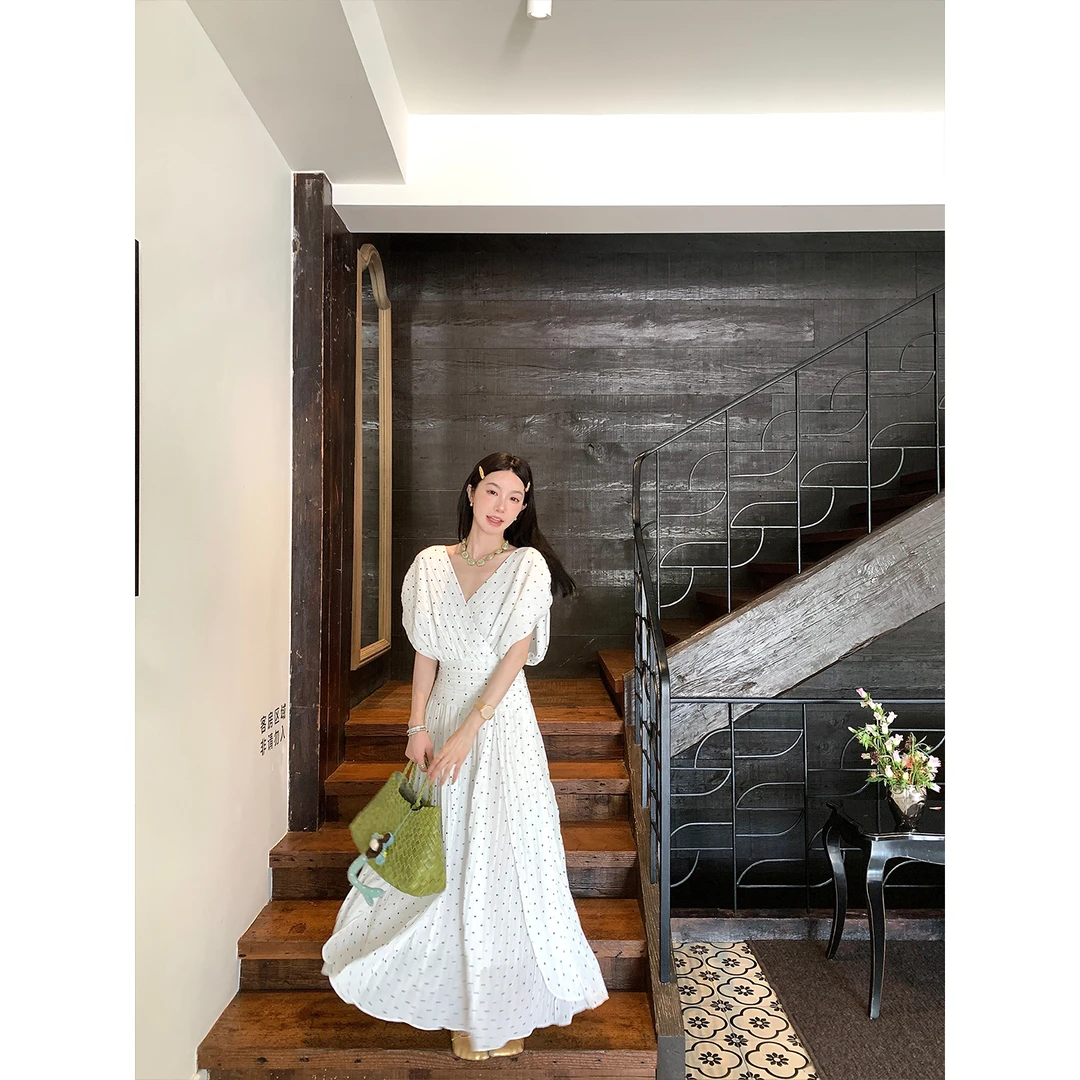 区区欧阳 雪纺波点连衣裙女夏季新款收腰A字长裙链条露背度假裙子