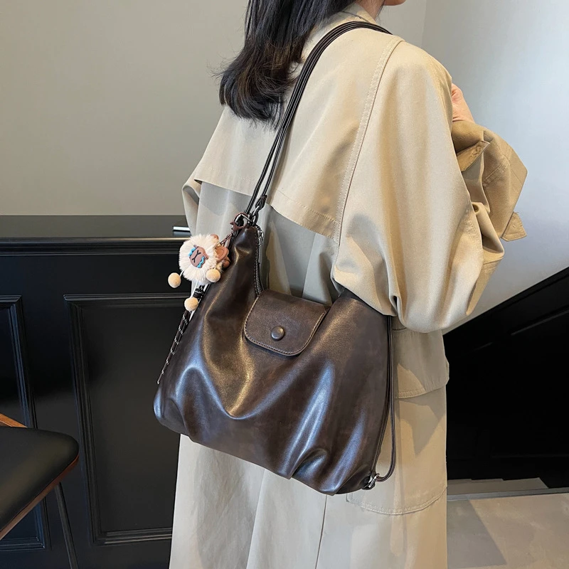 时尚潮流百搭小众高级感复古大容量包包女新款通勤双肩后背包单肩