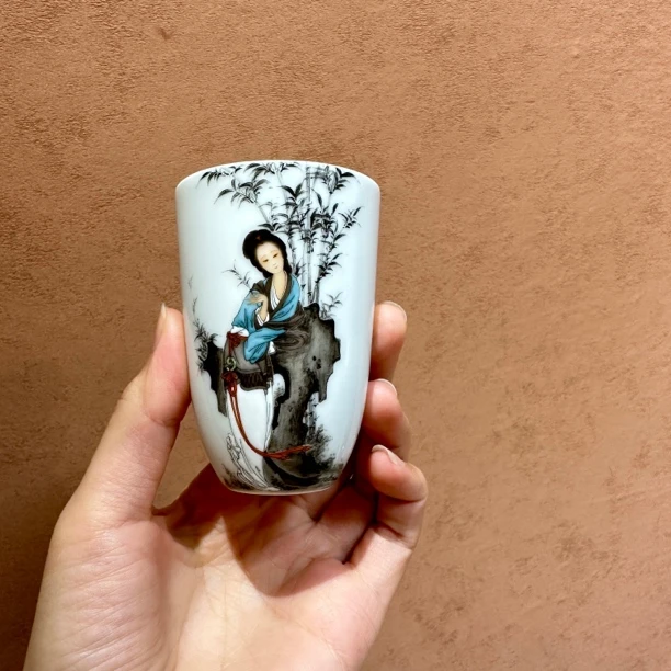 钟新春 粉彩仕女纳凉图闻香杯