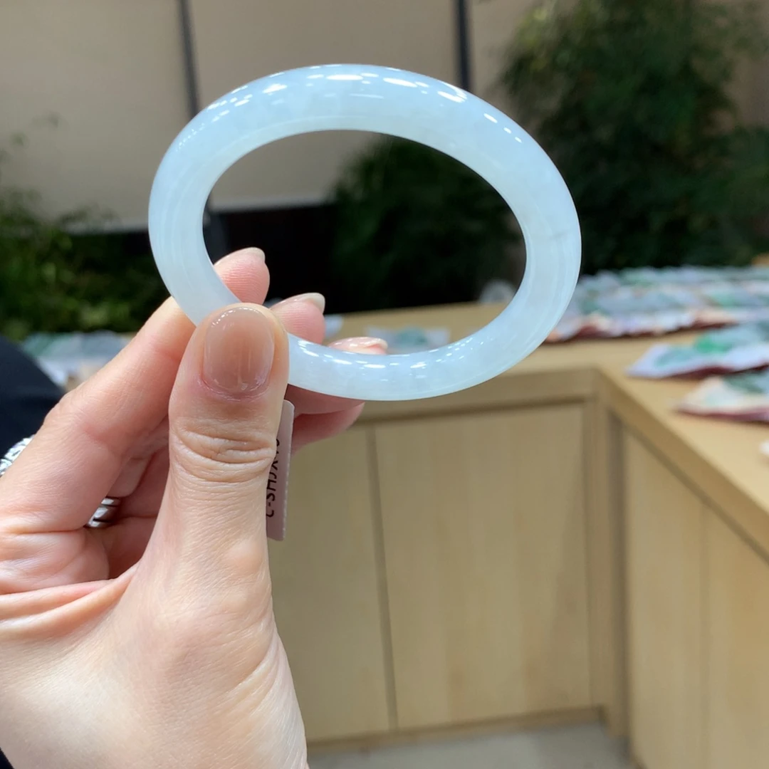 翡翠手镯未镶嵌不退不换