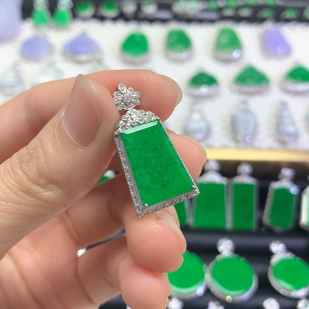 颈饰18K金镶嵌翡翠吊坠