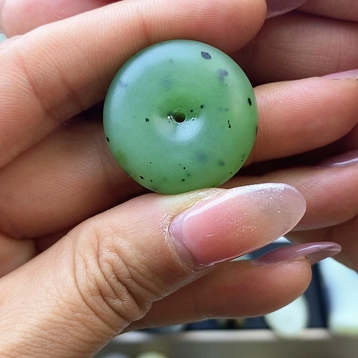 和田玉未镶嵌颈饰俄碧苹果绿平安扣