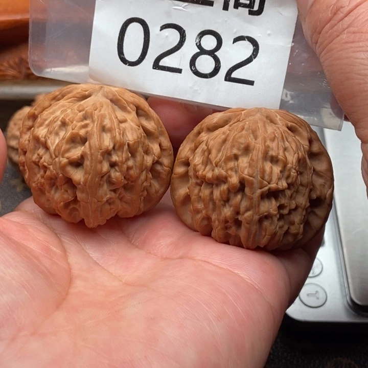 文玩核桃吊坠白狮子45