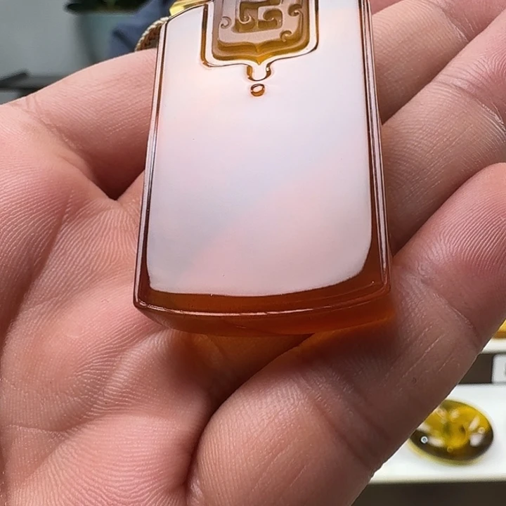 琥珀未镶嵌颈饰仿古龙牌